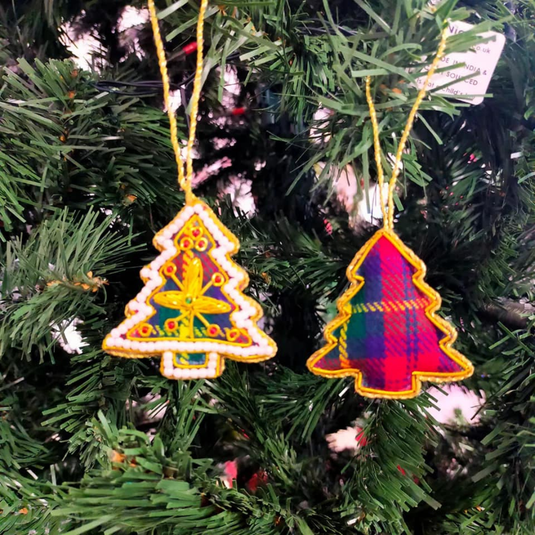 Tartan Decoration with Pearl Border - Tree